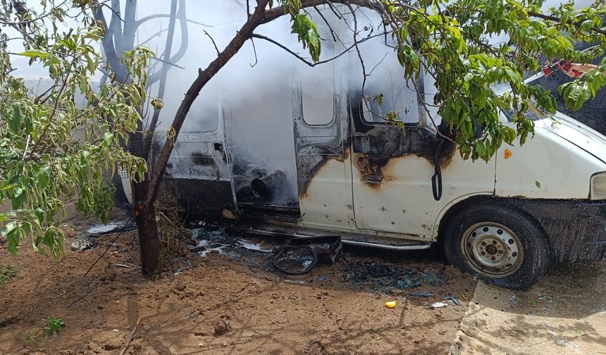 Van’da Şüpheli Yangın: Minibüs Hurdaya Döndü