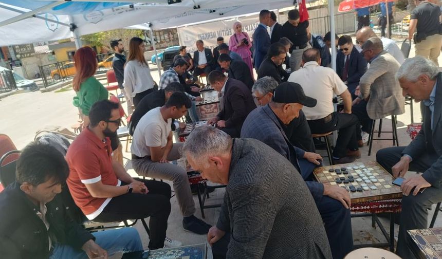 Özalp’te Dama Turnuvası Başladı: Geleneksel Oyuna Yoğun İlgi