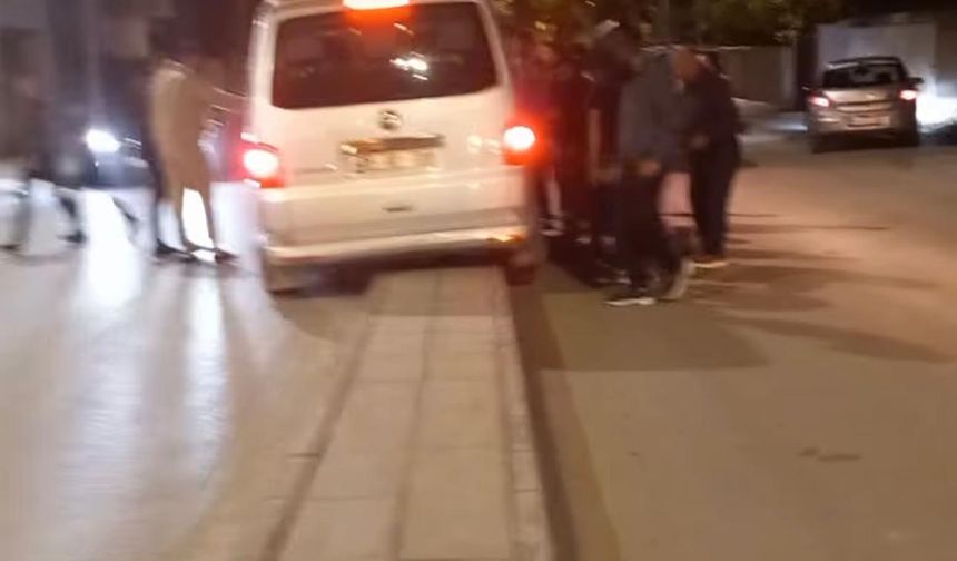 Van'da Kontrolden Çıkan Otomobil Orta Refüje Çıktı