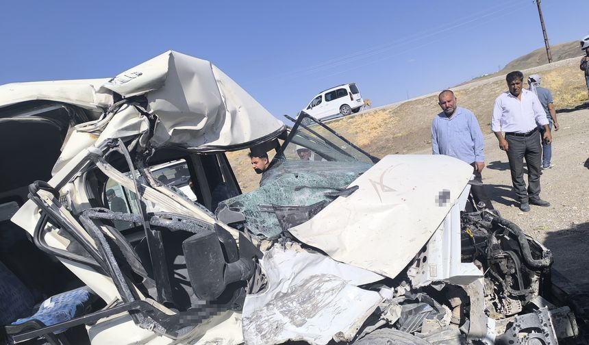 Van'da Minibüs ve Kamyon Kafa Kafaya Çarpıştı!