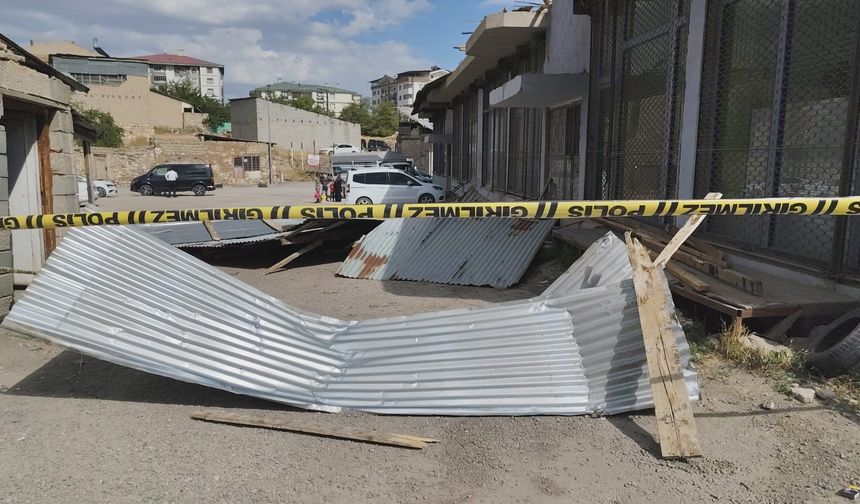Van’da Fırtına Dehşeti: Uçan Çatı 3 Aracı Pert Etti!