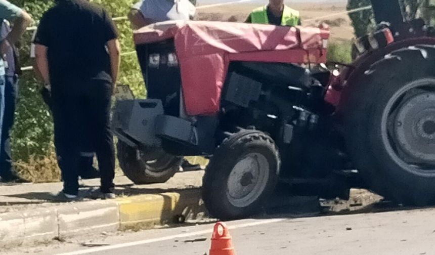 Sivas İmranlı’da Otomobil ile Traktör Çarpıştı: 3 Yaralı