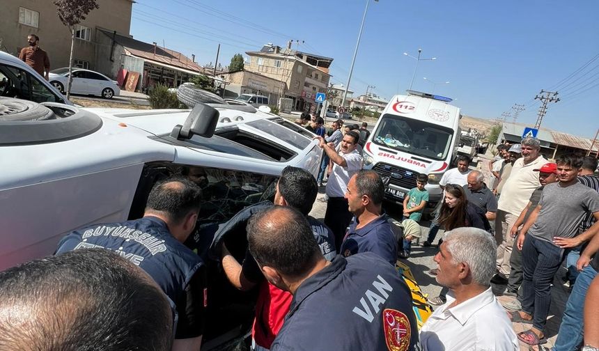 Van-Özalp Yolunda Korkutan Kaza: Araç Takla Attı, 1 Yaralı