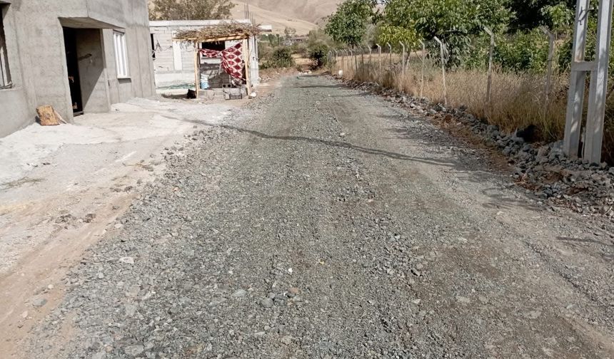 Van Gevaş’ta Yol ve Kilitli Parke Çalışmaları Tamamlandı