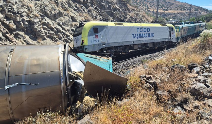 Tren Kazası: Kafa Kafaya Çarpıştılar