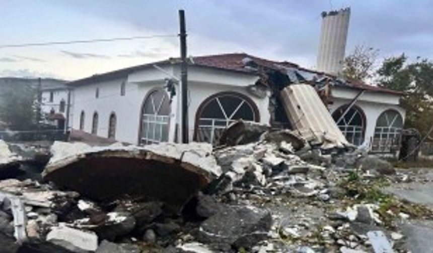 Fırtına Ankara Ayaş'ta Minareyi Yıktı: Cemaat Facianın Eşiğinden Döndü