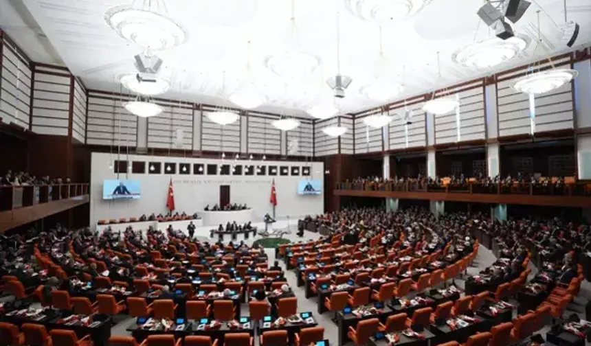 DEM Parti ve İYİ Parti, Meclis Açılışında Erdoğan’ı Ayakta Karşıladı