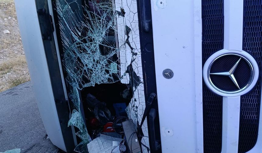 Erciş-Adilcevaz Karayolunda Tır Devrildi: Yaralı Var!