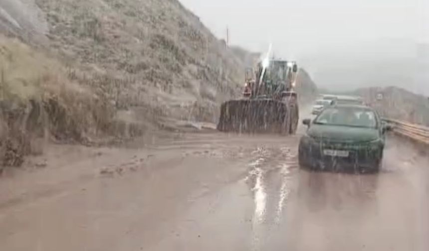 Yüksekova-Van Karayolunda Heyelan