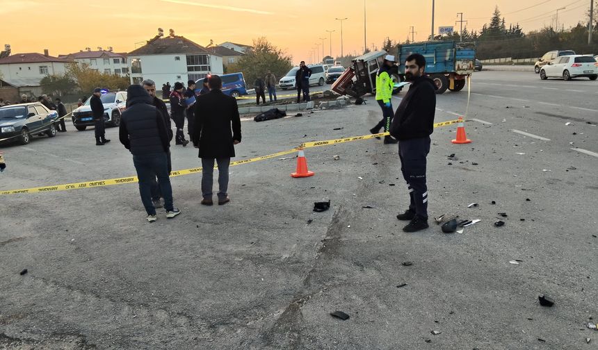 Traktörle Çarpışan Otomobil Savrulup Yayaya Çarptı 1 Ölü, 2 Yaralı!