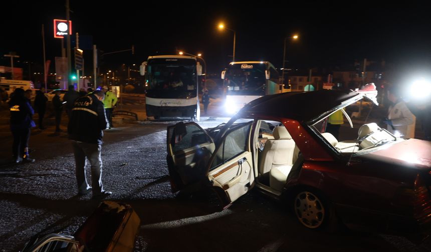 Nevşehir'de Korkunç Kaza: Turist Otobüsü İle Otomobil Çarpıştı, 2 Ölü, 3 Yaralı