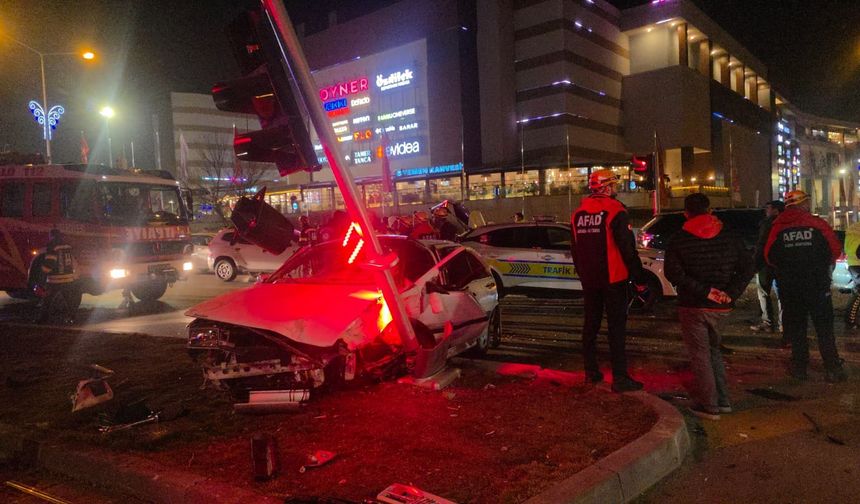 Erzurum’da Polis Kontrolünden Kaçan Sürücünün Neden Olduğu Zincirleme Kazada 3 Kişi Yaralandı
