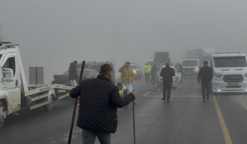 Bitlis-Tatvan Yolunda Yoğun Sis Zincirleme Kazaya Neden Oldu