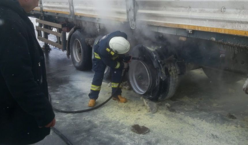 Van'da Seyir Halindeki Tırın Lastikleri Alev Aldı!