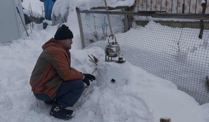 Kardan soba yapan esnaf çay demledi