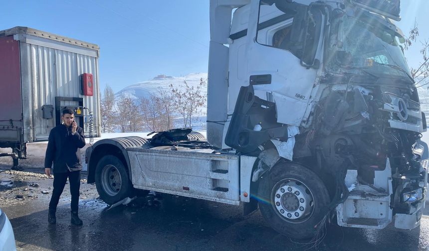 Trafik ışıklarında iki tır çarpıştı