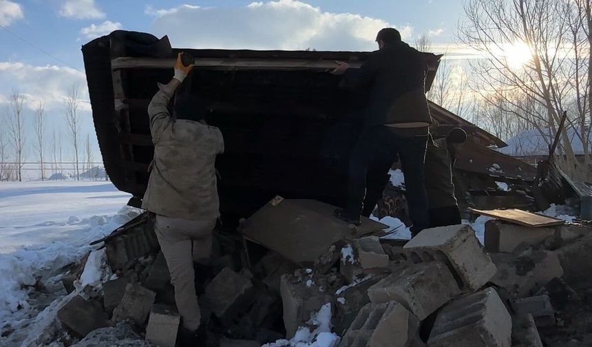 Yüksekova’da Kar Felaketi: Ahırın Çatısı Çöktü, 2 Hayvan Telef Oldu