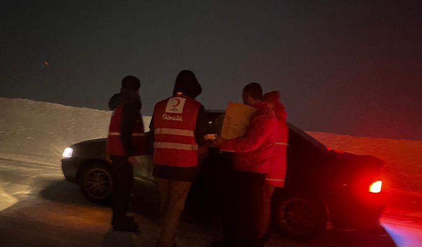 Kızılay'dan mahsur kalan sürücülere kumanya desteği