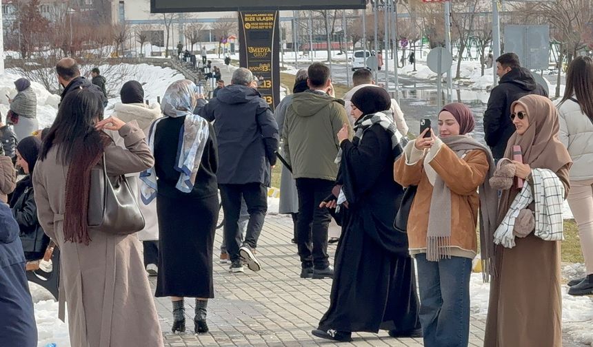 Şubat Ortasında Bahar Havası: Tatvanlılar Van Gölü Sahili’ne Akın Etti