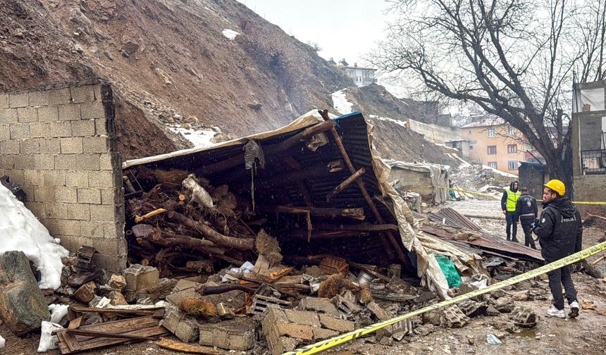 Van Çatak’ta Tandır Evi Çöktü: Babaanne ve Torunu Yaralandı