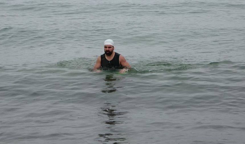 Vanlı Öğretmen 12 Yıldır Kış Hastalıklarından Korunuyor: Sırrı Soğuk Su