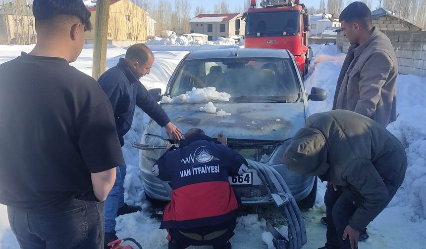 Van’da Hareket Halindeki Araç Alev Aldı! Sürücü Canını Zor Kurtardı!