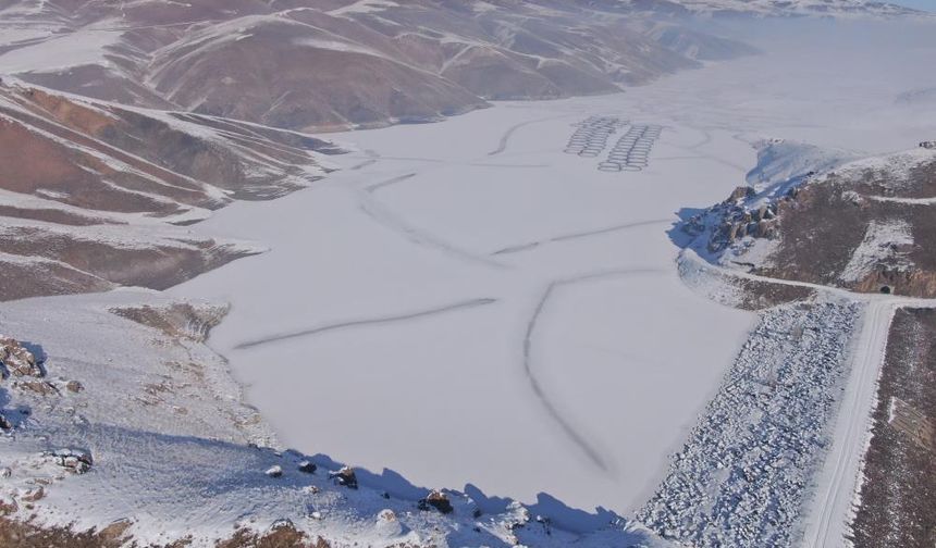 Van’da Kışın Sert Yüzü: Barajlar Masmavi Yerine Beyaza Büründü