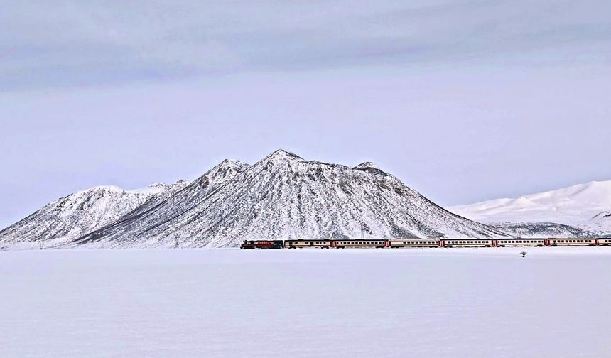 Van Gölü Ekspresi’nden Kirkor Dağı Manzarası: Kartpostallık Görüntüler