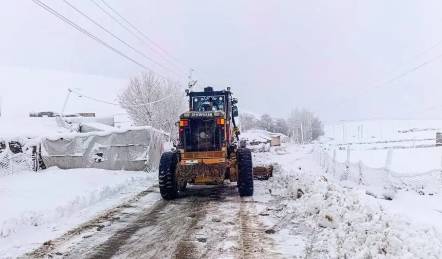 Van’da 4 Yerleşim Yerinin Yolu Kapandı!