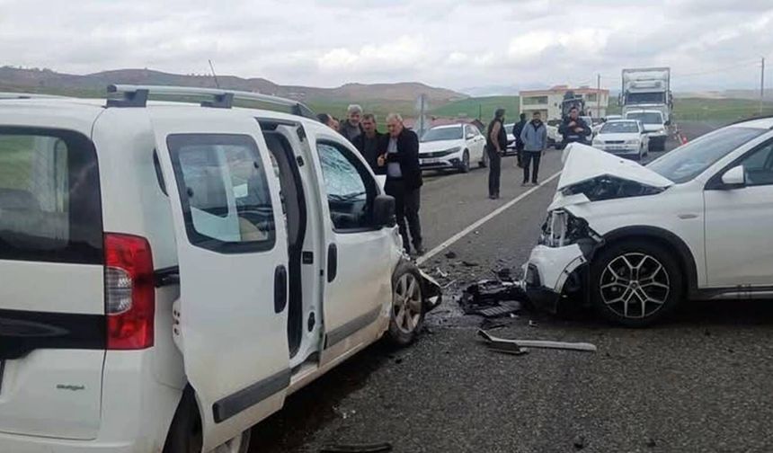 Araçlar Kafa Kafaya Çarpıştı, 6 Yaralı