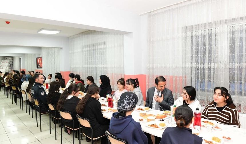 Van Çatak’ta Öğrencilerle Anlamlı İftar: Kaymakam Kadir Kılıç Gençlerle Buluştu