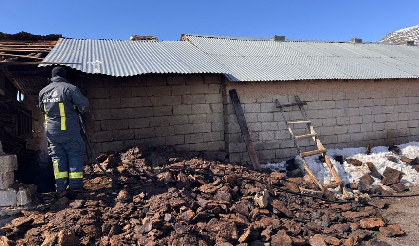 Muradiye’de Korkutan Ahır Yangını!