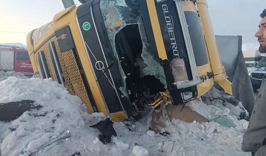 Bitlis’te iki tır devrildi, 1 kişi yaralandı