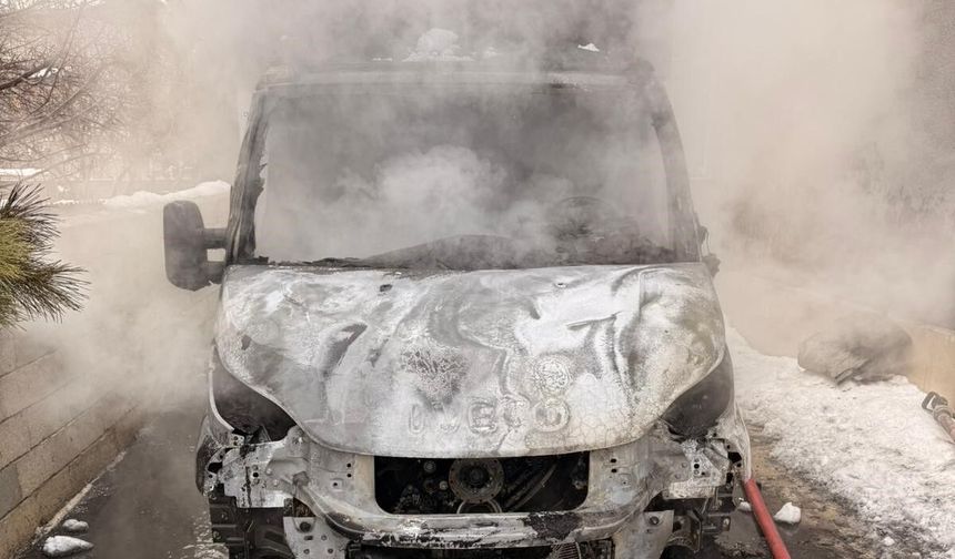 Van’da Park Halindeki Kamyonet Alevlere Teslim Oldu!