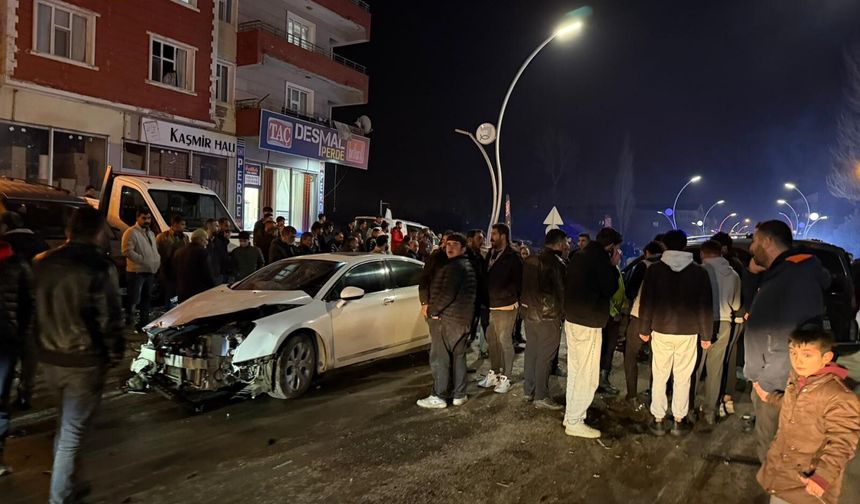 Van Muradiye’de Otomobille Kamyonet Çarpıştı: Yaralılar Var!