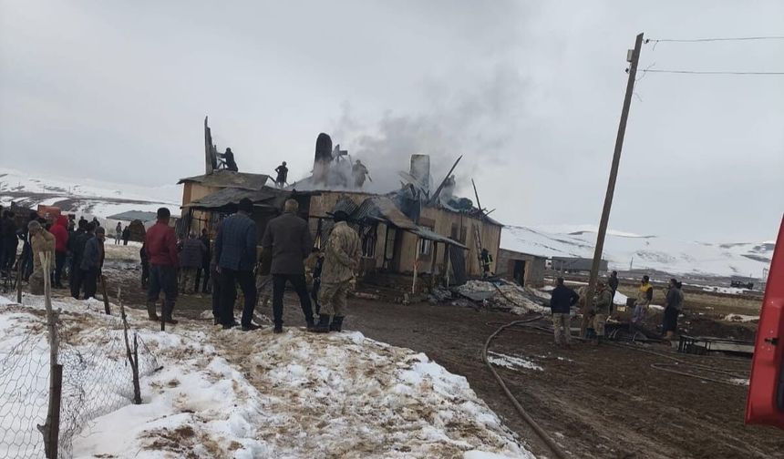 Başkale'de ev yangını