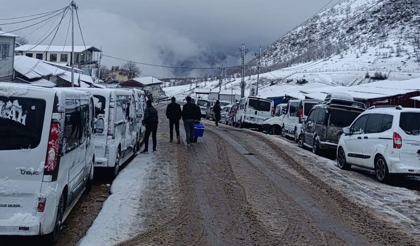 Sınırda sistem çilesi! Vatandaşlar kar altında sabahlıyor