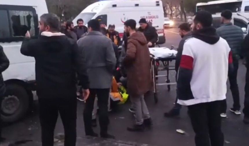 Zincirleme Kaza Dolmuş Kaldırıma Fırladı Yaralılar Var!