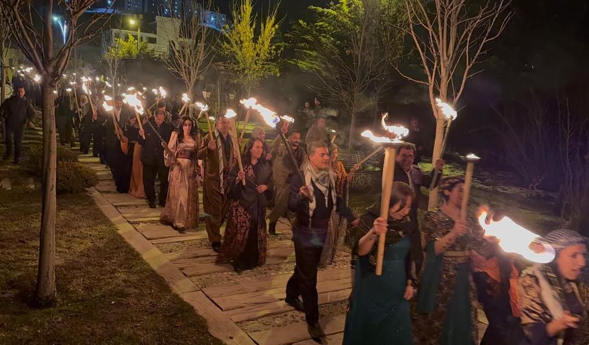 Edremit’te Nevruz Coşkusu: Seyir Tepesi ve Kent Meydanı Dolup Taştı
