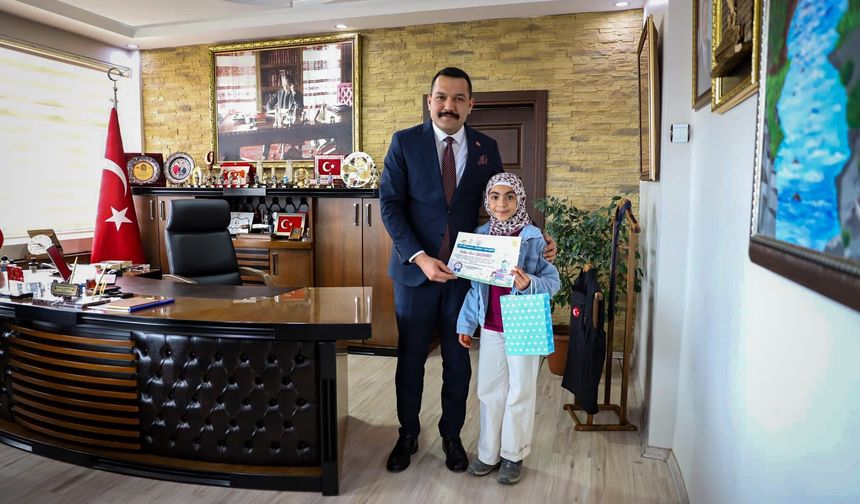 Muradiye’de Kitap Sevgisi Büyüyor: Minik Okurlara “Kütüphane Kurdu” Ödülü