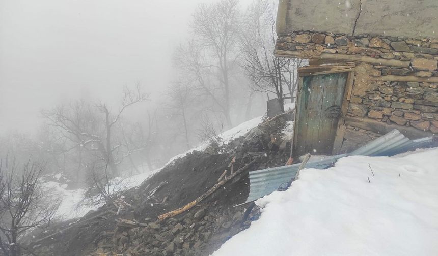 Çatak'ta Toprak Kayması: 2 Katlı Ev Hasar Gördü