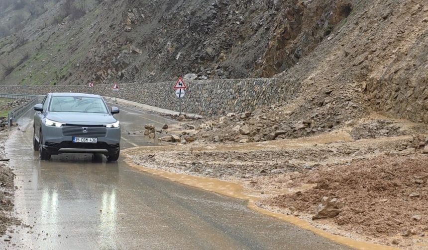 Hizan-Bahçesaray Yolunda Heyelan! Yol Temizlendi
