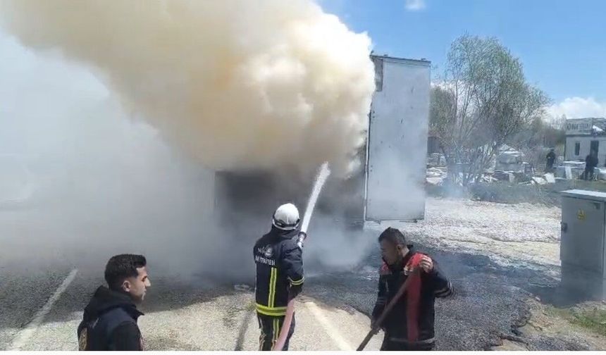Van Erciş'te tırın dorsesi alev alev yandı!