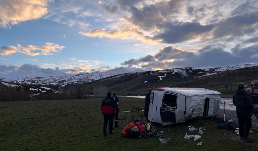 Van’da Yolcu Minibüsü Devrildi: Çok Sayıda Yaralı Var!