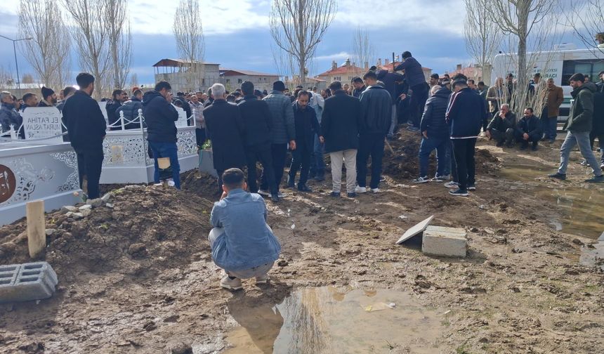 Van Gölü’nde Cansız Bedeni Bulunan 17 Yaşındaki Genç Toprağa Verildi