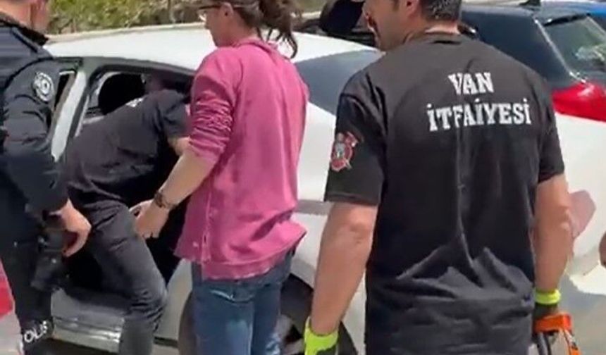 Van’da Otomobilde Kilitli Kalan Çocuğu İtfaiye Kurtardı