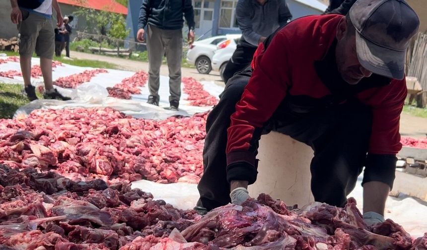 100 yıllık gelenek: 140 kurban kesildi, etler tüm köye eşit dağıtıldı!