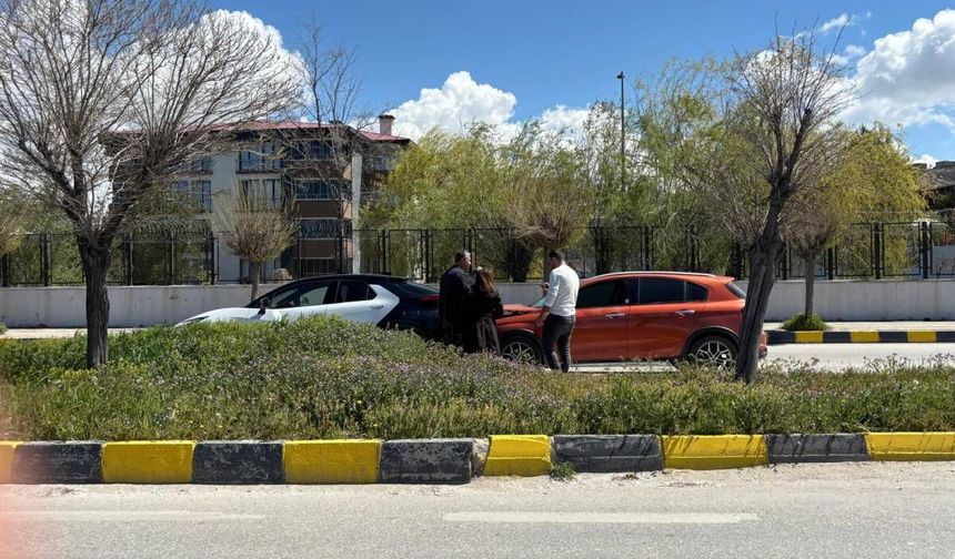 Van’da İki Otomobil Çarpıştı!