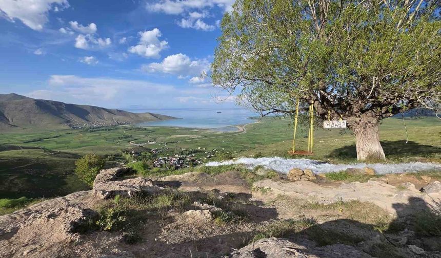 Van’ın Saklı Cenneti  Göl Manzarası ve Doğasıyla Hayran Bırakıyor