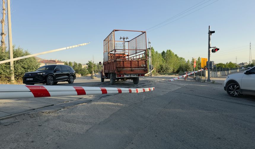 Van'da Bariyer Arızası Trafiği Kilitledi!